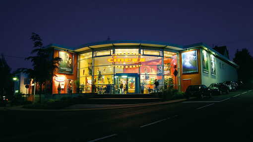 CINEXX - In zentraler Lage am Bahnhof in Hachenburg ist 2002 ein großes Kinocenter in moderner, einladender Architektur entstanden.