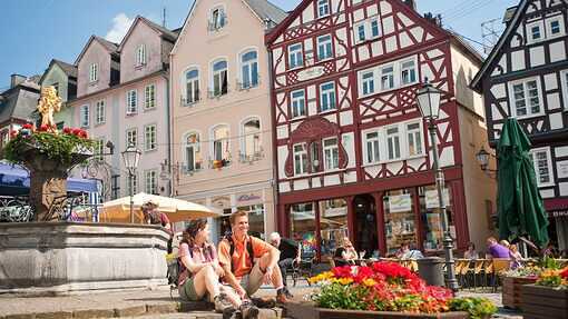 HISTORISCHER STADTKERN - Auf dem Alten Markt der Stadt beherrscht historisches Fachwerk die Szene. 